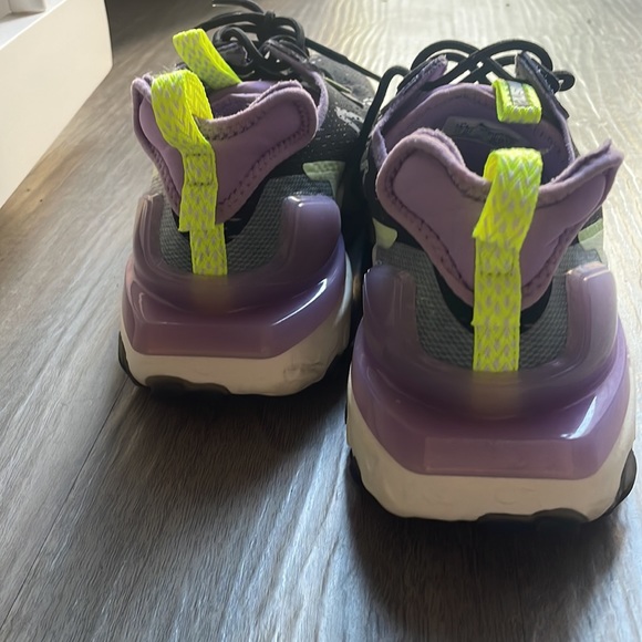 Nike tennis shoes - Picture 4 of 5